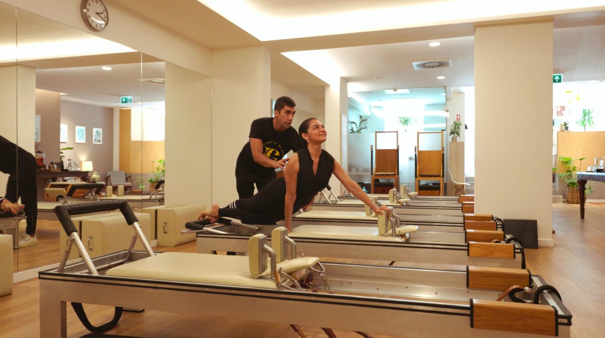 Frederico Figueiredo demonstrating authentic pilates with student